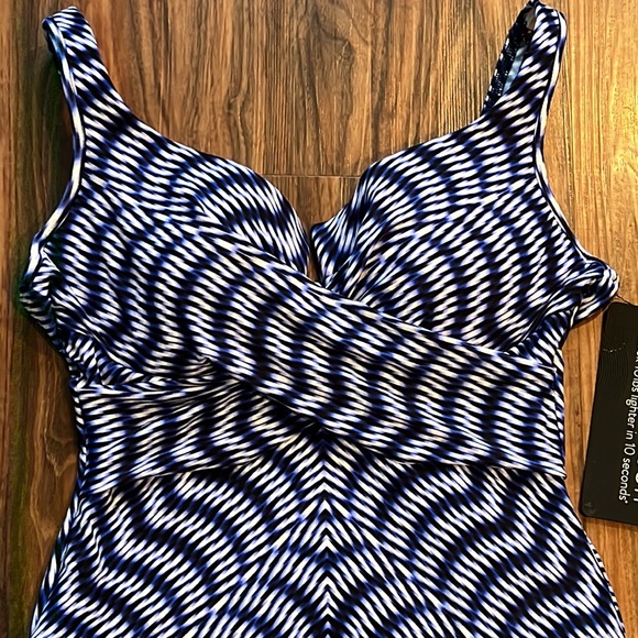 Miraclesuit Hyponotique Criss Cross Escape - Picture 7 of 14